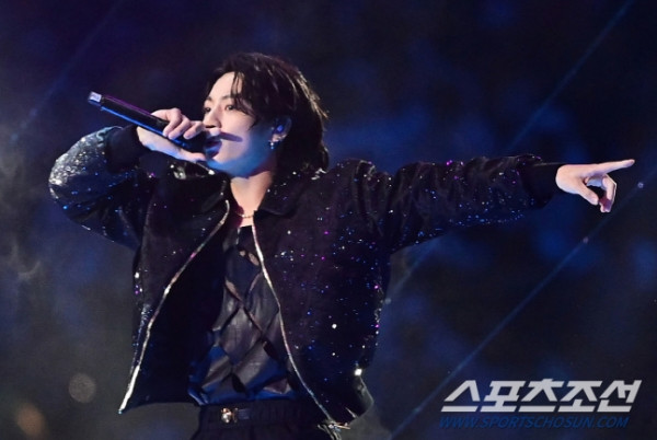 BTS 정국, 한국 가수 최초로 월드컵 개막식 빛냈다